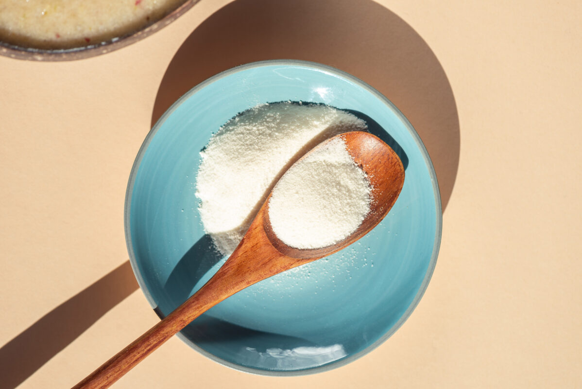 A spoonful of glutathione placed on a blue plate